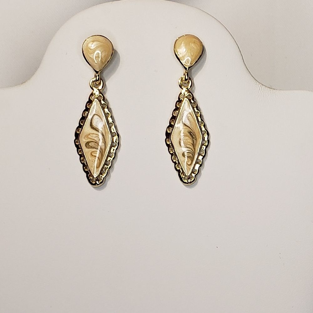 Mother of Pearl Diamond Shape Dangle Pierced Earrings - Picture 2 of 6